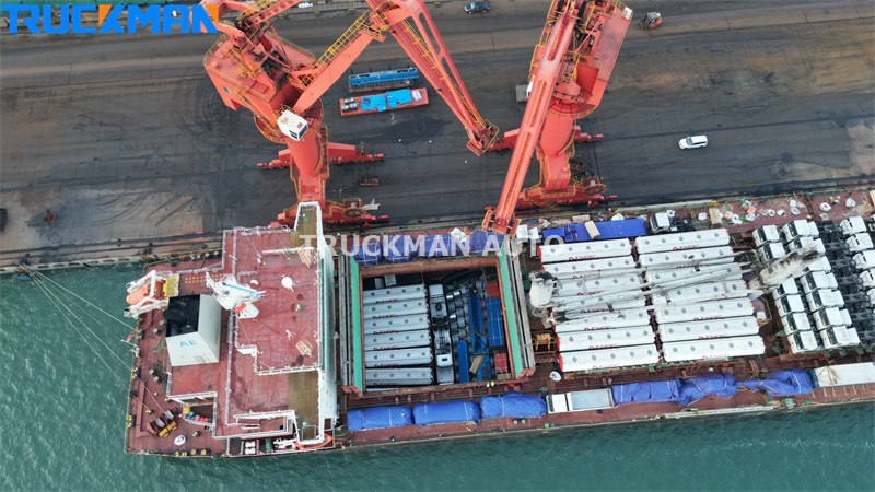 8 кубических метров 2-осный нефтяной танкер-трейлер.jpg 8 кубических метров 2-осный нефтяной танкер-трейлер.jpg